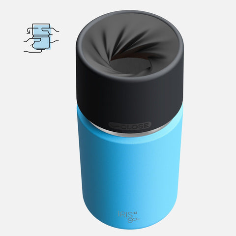 IRISgo® cup sip 350ml in Ocean Blue im Halbprofil mit geöffnetem Drehverschluss