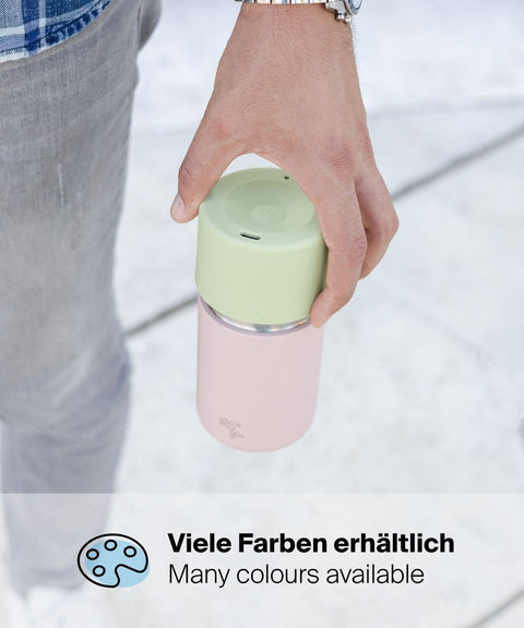 Hand hält IRISgo® cup sip 350ml Thermobecher in kea green, erhältlich in vielen Farben