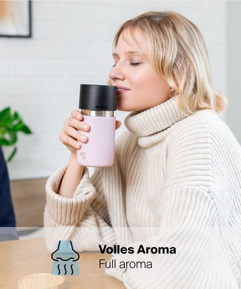 Frau geniesst Kaffee aus dem IRISgo® cup sip 350ml Thermobecher in tasty rosé, volles Aroma dank grosser Trinköffnung
