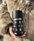 IRISgo® cup sip 350ml im Winter Design, gehalten in Winterjacke und Handschuh