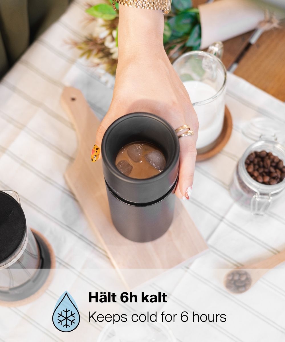 IRISgo® cup stream 650ml Thermobecher in roasted black mit Eiskaffee, hält Getränke 6 Stunden kalt