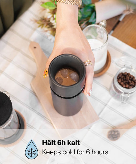 IRISgo® cup stream 650ml Thermobecher in roasted black mit Eiskaffee, hält Getränke 6 Stunden kalt
