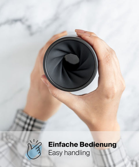 Hände öffnen den patentierten Drehverschluss des IRISgo® cup stream 650ml Thermobechers, einfache Bedienung mit einem Dreh