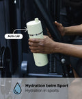 IRISgo® cup stream 650ml Thermobecher mit Active Lid in flat white wird im Gym gereicht, Hydration beim Sport