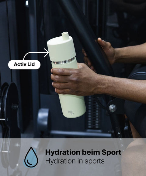 IRISgo® cup stream 650ml Thermobecher mit Active Lid in flat white wird im Gym gereicht, Hydration beim Sport