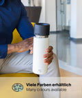 IRISgo® cup stream 650ml Thermobecher in flat white in der Hand, erhältlich in vielen Farben