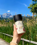Hand hält IRISgo cup sip 350ml Swiss Design unterwegs – auslaufsicherer Thermobecher to go