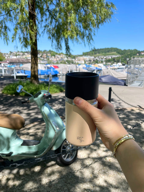 IRISgo® cup Thermobecher auf einem Ausflug an den See, neben einer Vespa