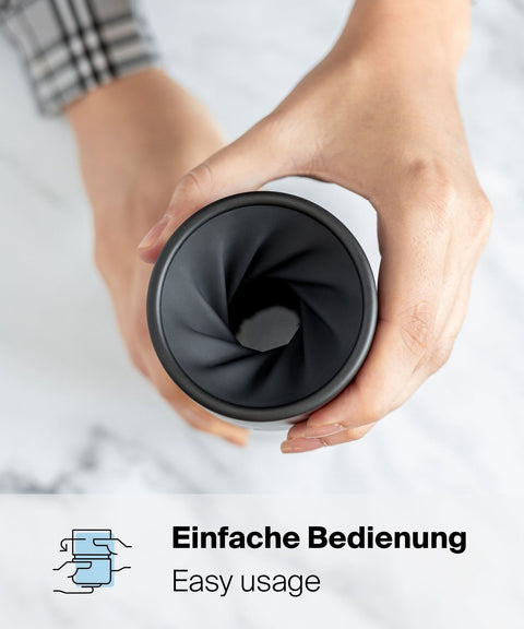 IRISgo® cup Thermobecher mit einer Hand geöffnet, einfache Bedienung unterwegs
