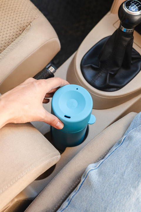 IRISgo® cup Thermobecher in Ocean Blue im Auto, sicher im Getränkehalter