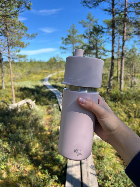 IRISgo® cup Thermobecher auf einem Wanderweg in der Schweizer Natur