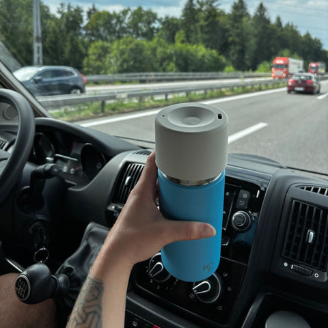 IRISgo® cup Thermobecher auf der Fahrt, auslaufsicher unterwegs