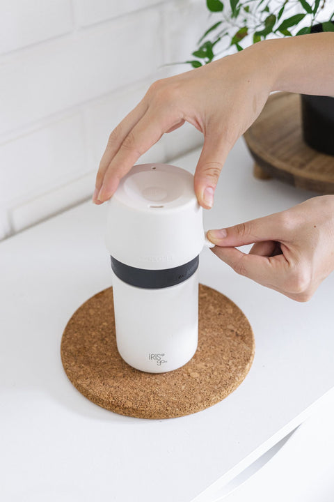 IRISgo® cup Thermobecher in Vanilla Cream wird mit dem Drehverschluss geschlossen