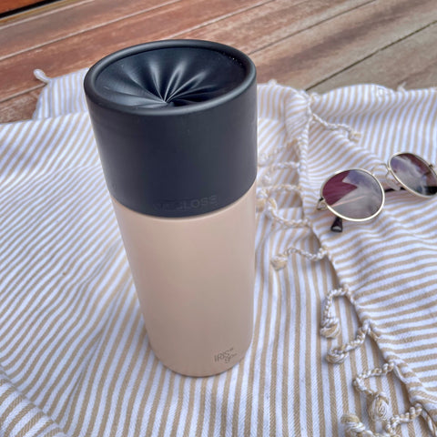 IRISgo® cup Thermobecher in Vanilla Cream auf dem Strandtuch im Sommer