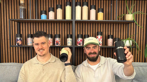Das IRISgo Team vor der Design Kollektion der IRISgo® cup Thermobecher