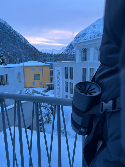 IRISgo Thermobecher geschlossen im Holder - für unterwegs