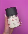 IRISgo cup drop 200ml im Herzdesign wird in der Hand rotiert.