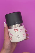 IRISgo cup drop 200ml im Herzdesign wird in der Hand rotiert.