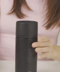 Produktvideo IRISgo® Straw Lid, Deckel mit Edelstahlhalm für kalte Getränke