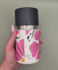 IRISgo cup sip 350ml Boho Bloom Design in der Hand – auslaufsicherer Swiss Made Thermobecher