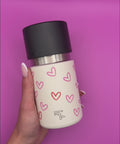 IRISgo cup sip 350ml im Herzdesign wird in der Hand rotiert.