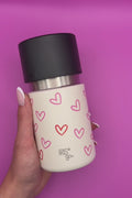 IRISgo cup sip 350ml im Herzdesign wird in der Hand rotiert.
