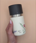 IRISgo cup sip 350ml Floral Art Design in der Hand – auslaufsicherer Swiss Made Thermobecher