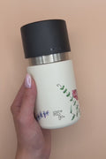 IRISgo cup sip 350ml Floral Art Design in der Hand – auslaufsicherer Swiss Made Thermobecher