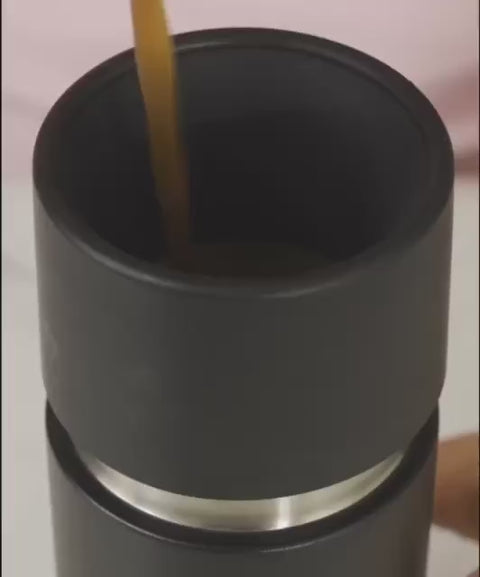 So funktioniert der IRISgo® cup, Anleitung zum Öffnen und Schliessen