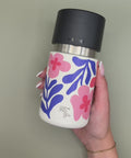 IRISgo cup sip 350ml Boho Coral Design in der Hand – auslaufsicherer Swiss Made Thermobecher