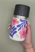 IRISgo cup sip 350ml Boho Coral Design in der Hand – auslaufsicherer Swiss Made Thermobecher