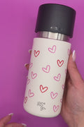 IRISgo cup flow 500ml im Herzdesign wird in der Hand rotiert.
